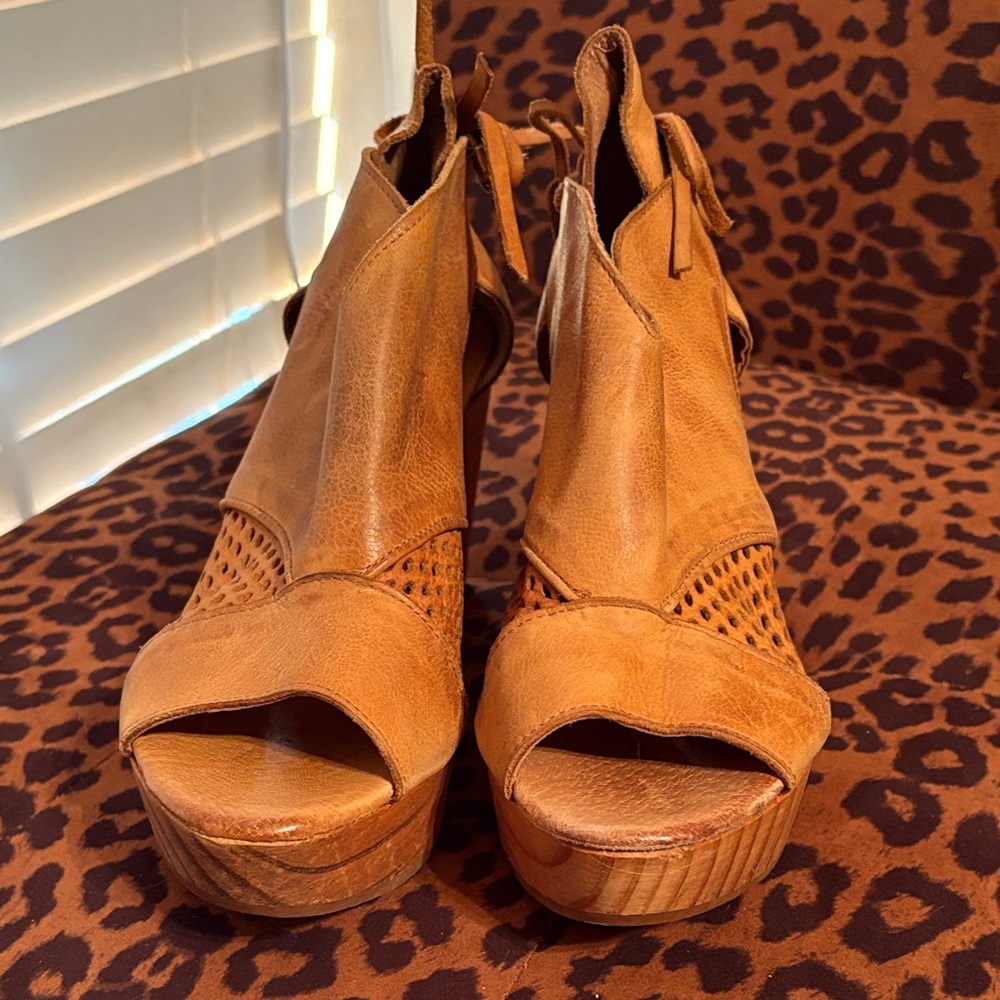 Free People Luggage Tan Leather w/Wood Platform Sandals - Picture 2 of 8
